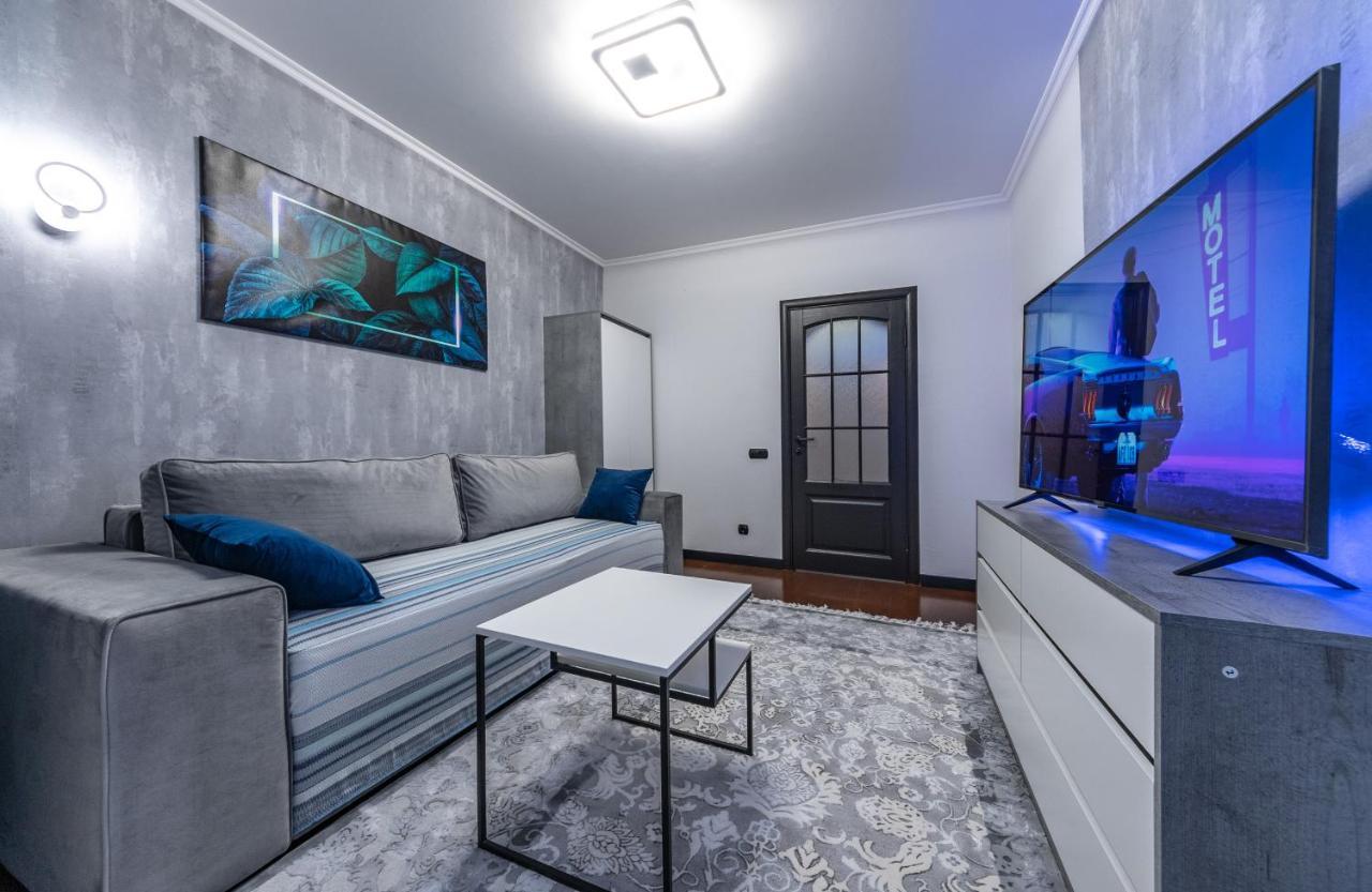 Modern 3 Bedroom Apartment Kyiv Exterior photo