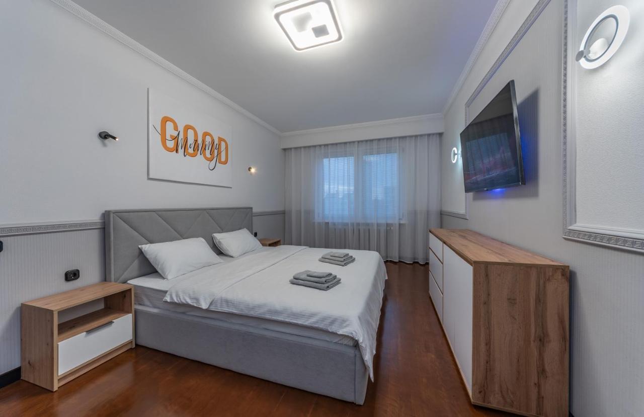 Modern 3 Bedroom Apartment Kyiv Exterior photo